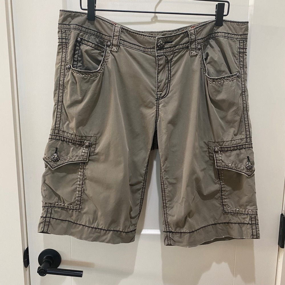 Rock Revival Mens Cargo Shorts Olive Green. Contrast Stitch Fleur De Lis Y2K